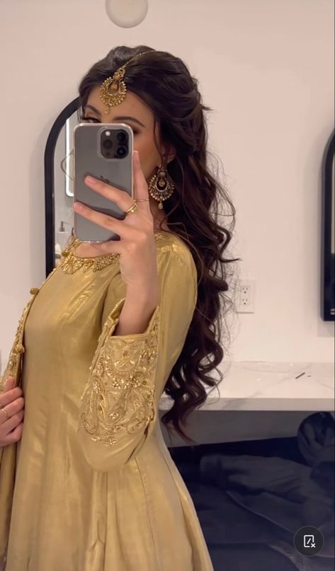 Half Up Half Down Messy, Tikka Hairstyle, Beautiful Dp, Mehndi Hairstyles, Desi Wedding Dresses, Desi Fashion Casual, Pakistani Fancy Dresses, Beautiful Pakistani Dresses, Long Hair Wedding Styles