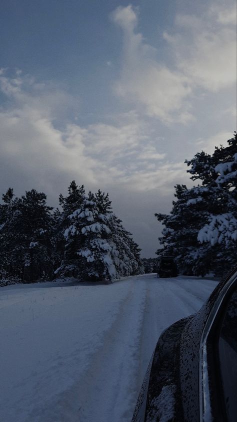 Winter Car Wallpaper, Car In Snow, Forest Aesthetic Outfit, Winter Drive, Toronto Pictures, January Wallpaper, Iphone Wallpaper Cat, Winter Driving, Winter Car