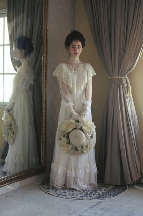 Victorian Lace Dress, Victorian Wedding Dress, Vintage Style Wedding Dresses, Bridal Gowns Vintage, Vintage Inspired Wedding Dresses, Unconventional Wedding Dress, Dress Styling, Victorian Aesthetic, Look Retro