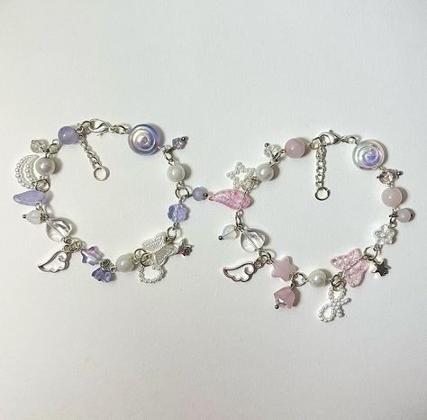 Pink Charm Bracelets, Beading Wire Bracelet, Beads Charm Bracelet, Purple Charm Bracelet, Pink And Purple Bracelet, Purple Bracelet Aesthetic, Purple Bracelet Ideas, Charm Bracelet Ideas, Purple Bracelets