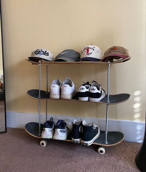 Get Ready Space In Bedroom, Sick Room Decor, Bedroom Shoe Rack Ideas, Shoes Furniture Ideas, Odd House Decor, Skateboard Shoe Rack, Skateboard Bedroom Ideas, Cool Decor Ideas, Cool Room Items