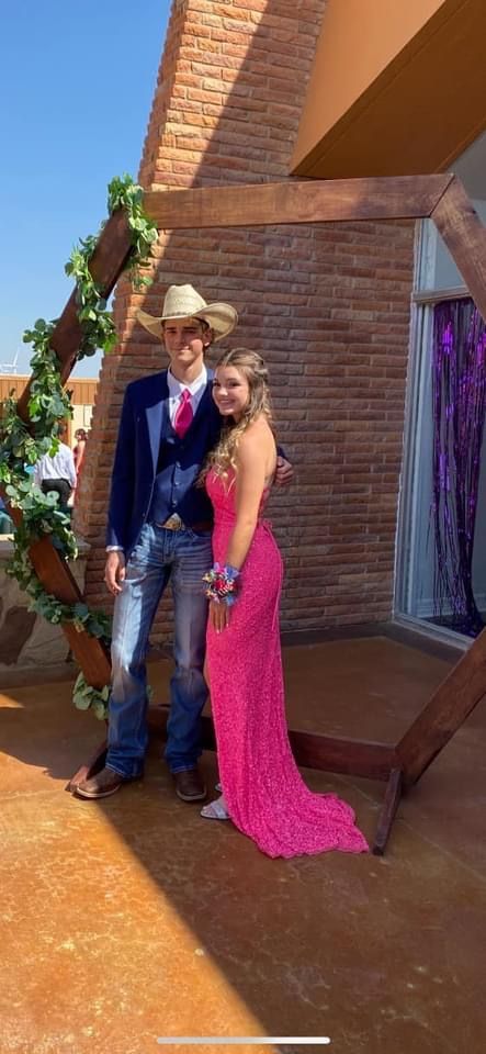 Prom Color Ideas For Couples, Black Prom Couple, Country Prom Pictures, Pink Prom Couple, Pink And Black Prom, Cosmo School, Country Prom, Prom 2025, Prom Couples