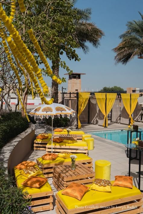 Haldi Decoration Near Swimming Pool, Haldi Decor Near Pool, Mehndi Seating Decor, Swimming Pool Haldi Decoration, Rooftop Haldi Decoration, Pool Mandap Decor, Haldi Aesthetic Decor, Haldi Guest Seating, Garden Haldi Decor