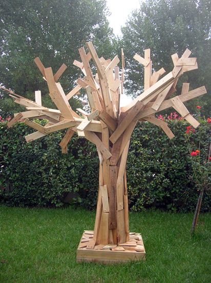 We wanted a learning tree for our library...this would be awesome as it also helps us learn about recycling!!! Halloween Palette, Pallet Halloween, Pallet Tree, Pallet Home Decor, Pallet Crates, 1001 Pallets, Halloween Decor Diy, Viborg, Hobby Ideas