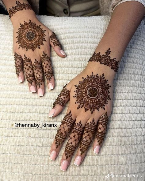 Mehandi Designs On Back Hand, Mehandi Designs Both Hands, Nails Mehandi Design, Mehndi On Back Hand, Heena Mehendi Designs Back Hand Simple, Mhendi Design For Rakshabandhan, Backside Mehendi Design Simple, Teej Mehndi Designs Simple, Backside Mehandi Design