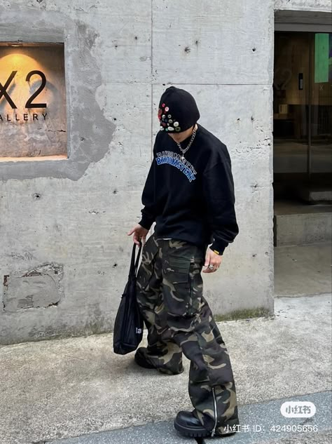 Camo Trousers Outfit Men, Black Camo Pants Outfit, Camo Pants Outfit Men Streetwear, Cool Baggy Outfits, Camo Pants Fashion, Camo Pants Outfit Men, Black Camo Pants, Hiphop Outfit, Masc Outfit Ideas