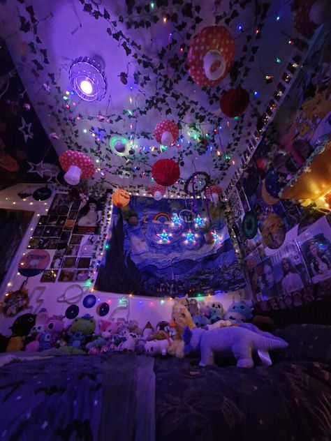 Weirdcore Bedroom Ideas, Weird Core Bedroom, Therian Room Ideas, Weird Core Room, Cool Room Aesthetic, Room Aesthetic Indie, Dollar Tree Solar Light Ideas, Dreamcore Room, Weirdcore Bedroom