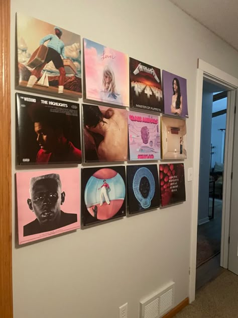 Vinyl Display Wall, Record Room Ideas, Record Room Decor, Vinyl On Wall, Room Inspo Aesthetic, Vinyl Record Room, Record Wall Decor, Aesthetic Vinyl, Display Room