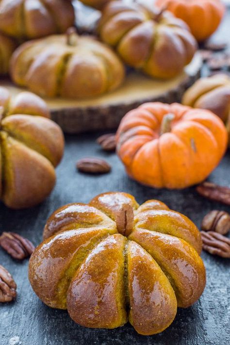 Thanksgiving pumpkin dinner rolls - serve these at your Thanksgiving celebration to really impress all your guests! Pumpkin Dinner Rolls Recipe, Pumpkin Bread Rolls, Autumn Bakes, Pumpkin Dinner, Pumpkin Bread Pudding, Autumn Baking, Autumn Food, Dinner Rolls Recipe, Fall Dinner Recipes