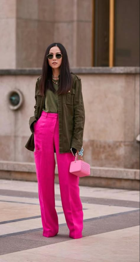 Fusia Blouse Outfit, Pantalon Rosa Outfit, Outfit Pantalon Rosa, Pink Trousers Outfit, Olive Green Outfit, Pink Pants Outfit, Olive Clothing, Colour Combinations Fashion, Color Blocking Outfits