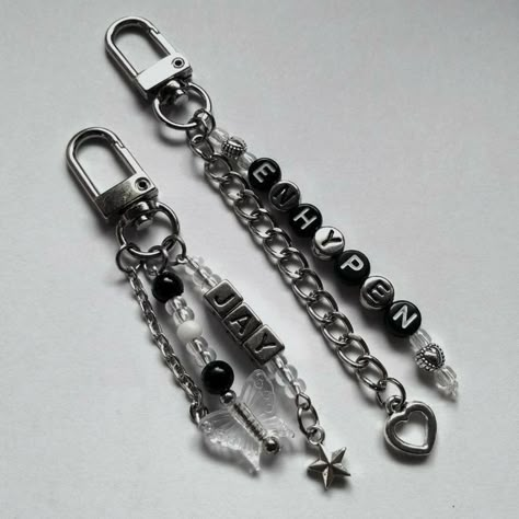 Keychain Aesthetic Ideas, Keyring Ideas, Kpop Keychain, Keychain Aesthetic, قلادات متدلية, Beads Keychain, Keychain Charms, Black Keychain, Ring Keychain