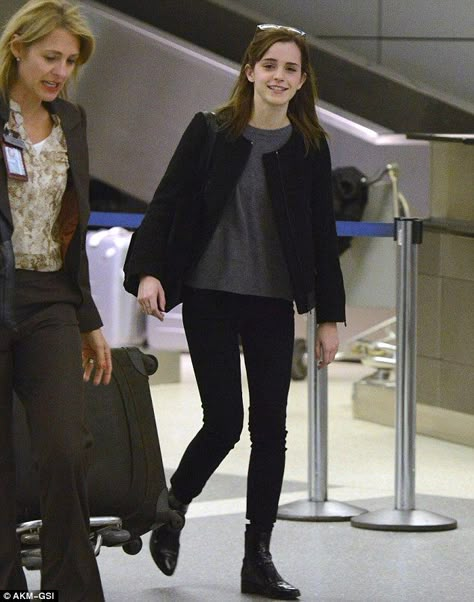 A jet-lagged Emma Watson gets photo bombed by goofy fan at LAX Sunday Emma Watson Airport, Emma Watson 2024 Style, Emma Watson Winter Outfits, Yoga Princess, Emma Watson Outfits, Winter Outfit Cute, Emma Watson Style, Adorable Style, Lax Airport