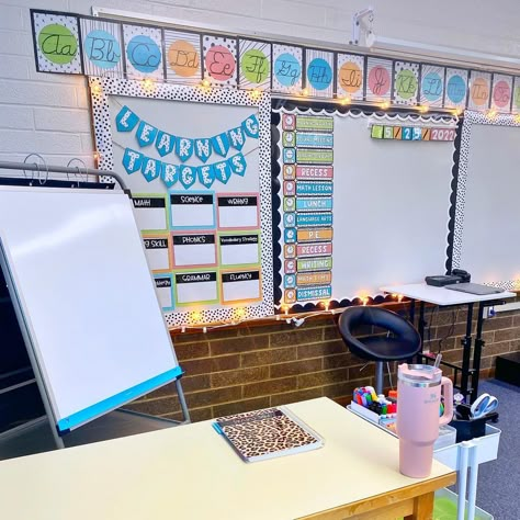 Lyndsee | Third Grade Teacher on Instagram: “So fresh & so clean, clean!🤩 When I was packing up my classroom, it felt so good to clean off all the whiteboards and have a clean,…” Elementary Whiteboard Setup, White Board Set Up Classroom Decor, Class Whiteboard Organization, Elementary White Board Set Up, 4th Grade White Board Set Up, White Board Ideas Organizations Classroom, Classroom Board Ideas Whiteboard, Classroom Whiteboard Organization Elementary, Classroom Decor Third Grade