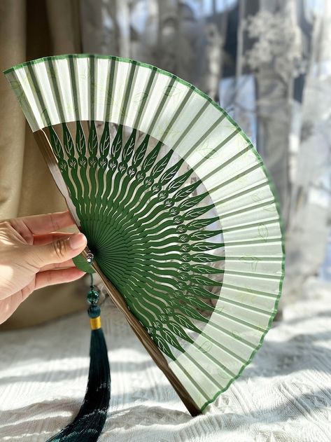 Hand Fan Design, Models Without Makeup, Antique Fans, Chinese Fan, Large Fan, Folding Hand Fan, Ceiling Fan Design, Japanese Fan, Vintage Fans