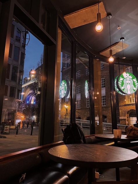 Starbucks Shop Aesthetic, London Cafe Aesthetic, Melanie Harlow, Cafe Starbucks, Starbucks London, Traveling Pictures, London Home Decor, London Coffee Shop, Starbucks Shop