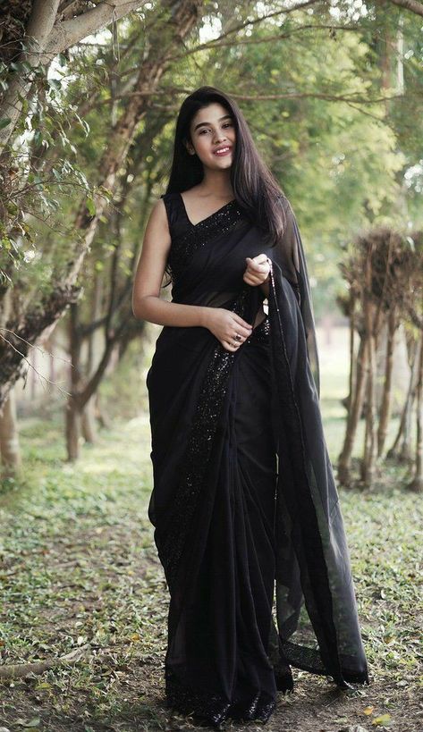 Black Saree Designs, Black Sari, Party Wear Sarees Online, Sarees For Girls, Saree Poses, Plain Saree, Look Formal, Indian Saree Blouses Designs, Simple Sarees