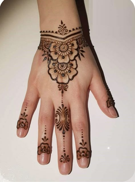 Henna Designs Kids, Mehndi Design Hand, Mehandi Ke Design, Henna Motive, Henna Design Easy, Mehndi Design Stylish, Easy Henna Design, Simple Henna Designs Hand, Mehandi Ka Design