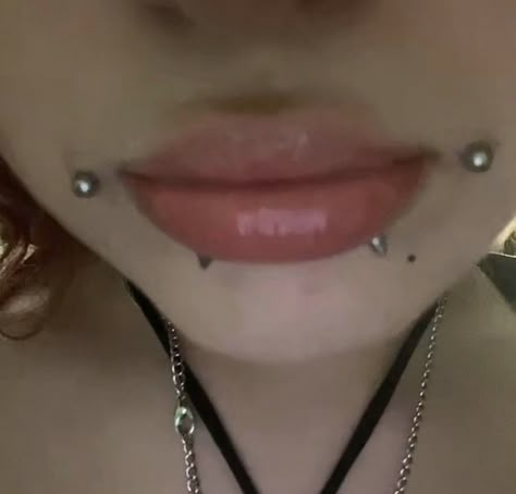 Piercings Ideas Face, Cool Piercings Face, Face Piercings Women, Y2k Piercings, Piercings Mouth, Cute Facial Piercings, Piercing Ideas Face, Dahlia Piercing, Piercings Face