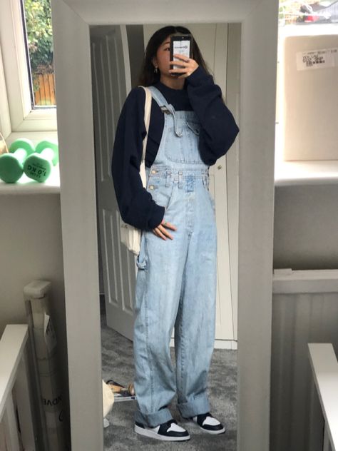 Aesthetic Dungaree Outfit, Styling Dungarees Winter, Dungaree Outfit Aesthetic, Sweatshirt With Overalls, Overal Outfits Aesthetic, Style Overalls Winter, Tomboy Overalls Outfit, Overalls Sweatshirt Outfit, Outfits With Dungarees