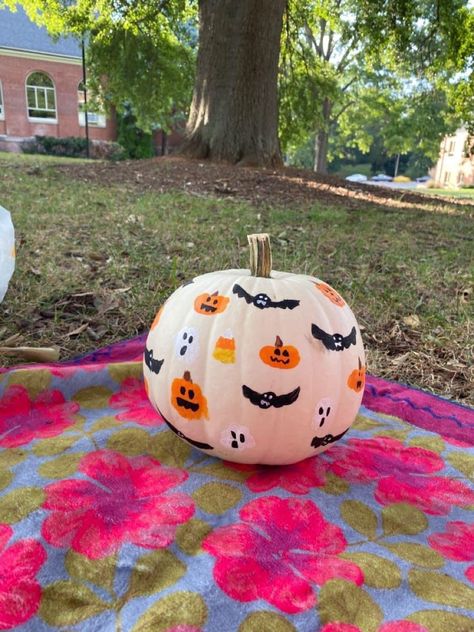 Two Pumpkin Painting Ideas, Painted Pumkin Decoration Ideas, Candy Corn Pumpkin Painting, Cute Small Pumpkin Painting Ideas, Pumpkin Painting Ideas Simple, Cute Pumpkin Painting Ideas Creative, Pumpkin Paints, Pumpkin Painting Ideas Cute, Diy Pumpkins Painting