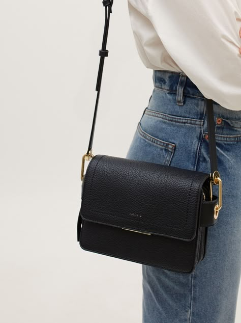 Crossbody Bag With Front Flap Fastening, Black Small Black Shoulder Purse, Black Leather Crossbody Purse, Black Purse Crossbody Casual, Designer Black Cross Body Bag, Cute Purses Crossbody Casual, Side Purse For Women, Simple Black Purse, Black Cross Body Purse, Crossbody Black Bag