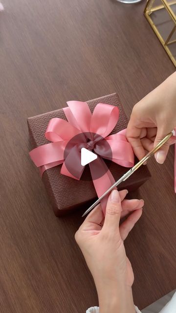 Chiffon Ribbon Gift Wrapping, Ribbon Bow On Present, Gift Wrap Decoration, Gift Ribbon Tutorial, Tie Gift Ribbon, Bow For Christmas Present, Ribbon Techniques Gift Wrapping, Wrapping Ribbon Presents, How To Make A Bow On A Present