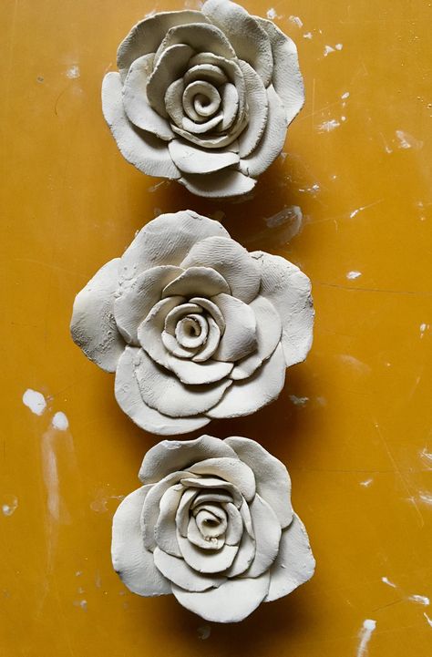 Rose Ceramic Flower, Ceramic Roses Clay, Rose Sculpture Clay, Clay Flower Sculpture, Clay Art Flowers Ideas, Rose Clay Art, Flower Clay Art, Ceramic Bouquet, Rose Ceramics