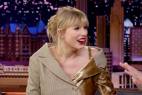 Watch a loopy Taylor Swift hilariously lose her mind over a banana post-surgery Taylor Swift Interview, American Queen, Perfect Person, Lover Era, Swift 3, A Banana, Jimmy Fallon, Taylor Swift Pictures, Fav Celebs