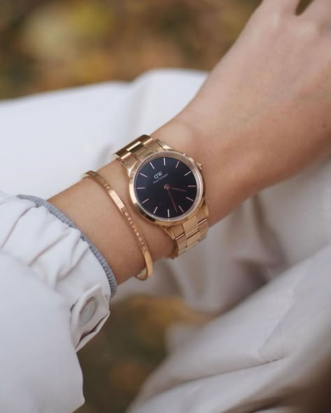 Gold Watch Outfit, Style Année 80, Classic Watch Women, Watches Women Simple, Look Kylie Jenner, Watch Aesthetic, Golden Watch, Pretty Watches, Trendy Watches