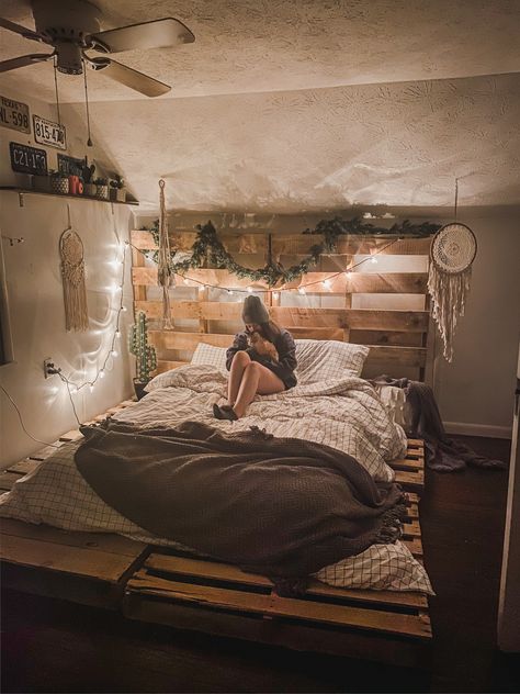 Cute Bedroom Ideas Western, Room Ideas With Pallet Beds, Beds On Pallets Bedroom Ideas, Cozy Pallet Bed, Pallet Bed Bedroom Ideas, Floor Bed Decor Ideas Aesthetic, Bedroom With Pallet Bed, Bedroom Inspirations Pallet Bed, Pallet Bed Boho Room