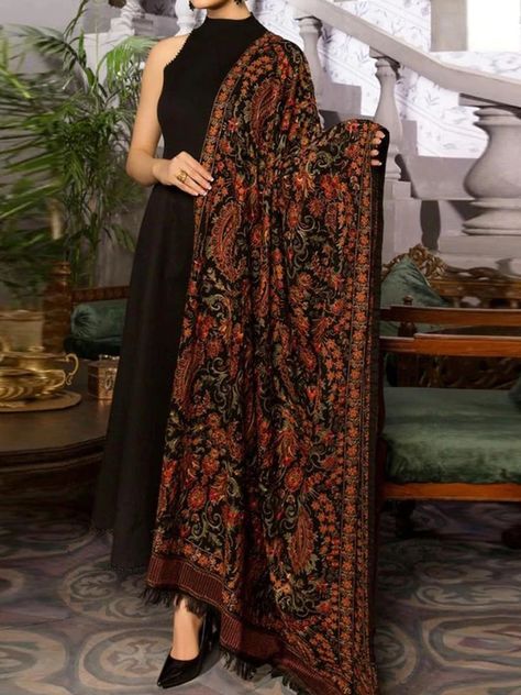 Kashmiri Outfits For Women, Indian Dress Up, Shawl Outfit, Indian Sari Dress, Gul Ahmed, Indian Dresses Traditional, Dress Design Patterns, Ladies Clothing, Dress Indian Style