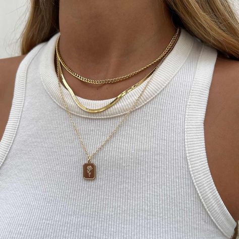 Layered Gold Jewelry, Mens Accessories Necklace, Necklace Combo, Gold Body Chain, Necklace Outfit, Pretty Jewelry Necklaces, Herringbone Chain, Trending Necklaces, Stacked Necklaces