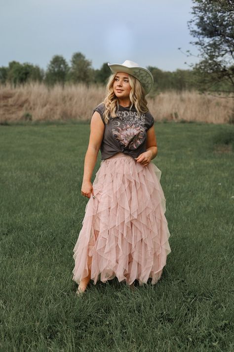 Tiered Summer Rose Evening Skirt Dusky Pink Wedding Guest Outfit Anniversary Getaway Special Ocassion Skirt Boho Western Aesthetic - Etsy Carrie Bradshaw Outfits Plus Size, Western Cowgirl Party Ideas, Wedding Guest Country Outfit, Southern Woman Style, Cowgirl Outfits Skirt, Country Wedding Outfits For Women Guest, Western Gala Outfit, Country Fair Outfits, Formal Western Wear Woman