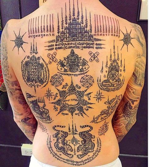 School Tattoo Ideas, Muay Thai Tattoo, Traditional Thai Tattoo, Yantra Tattoo, Khmer Tattoo, Buddhist Tattoo, Thailand Tattoo, Sak Yant Tattoo, Cross Tattoos