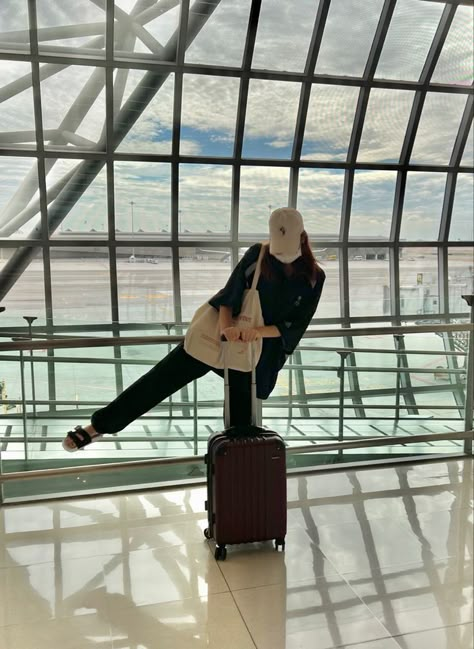 Travel Core Aesthetic, Luggage Pictures, Airport Photo Ideas, Airport Outfit Aesthetic, No Face Photos, Airport Selfie, Travel Poses, Travel Instagram Ideas, Air Port