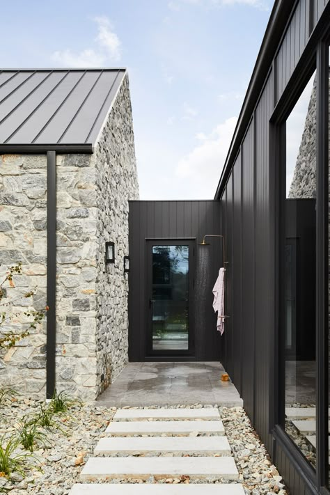 A Modern Black Barn In Mornington Peninsula, VIC Modern House Front Elevation, Timeless Exterior, Renovation Facade, Modern Barn Style, House Front Elevation, Home Designs Exterior, Contemporary Barn, Farmhouse Architecture, A Modern House