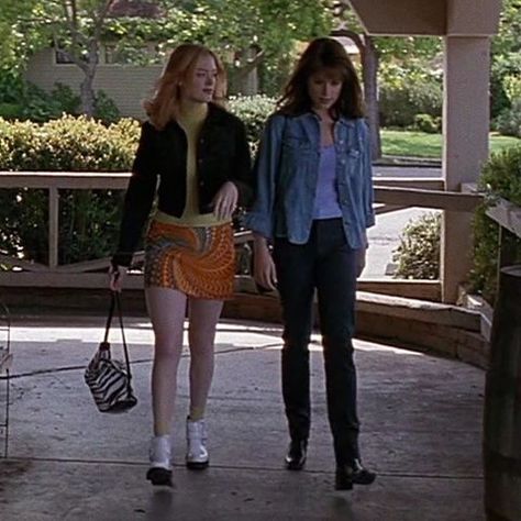 Sidney And Tatum Halloween Costume, Sidney Scream Outfit, Scream Fashion 90s, Sidney Prescott And Tatum, Sidney Prescott And Tatum Riley, 90s Scream Outfits, 90s Slasher Movie Outfits, Sidney And Tatum Scream, Sidney Prescott Cosplay