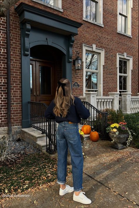 Baggy Jean Sweater Outfit, Mom Jeans Sweater Outfit, Baggy Jeans And Sweater Outfit, Baggy Jeans Sweater Outfit, Mom Fit Jeans Outfits Winter, Cold Weather Outfits Jeans, Flare Jeans And Sweater Outfit, Baggy Levis Outfit, 90s Mom Fashion Outfits