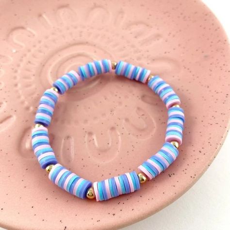 Preppy Bracelet Ideas Clay Beads Blue Pink Yellow, Clay Bead Inspo, Bracelet Cotton, Bracelet Preppy, Clay Bracelet Ideas, Clay Bead Ideas, Clay Bead Bracelet Ideas, Bracelet Business, Bead Bracelet Ideas