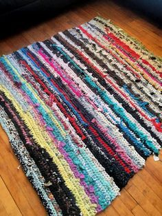 Rug From Old Clothes, Diy Rug Ideas, Crochet Rug Patterns Free, Making Yarn, Rag Rug Diy, Diy Rugs, Rag Rug Tutorial, Braided Rag Rugs, Crochet Rag Rug