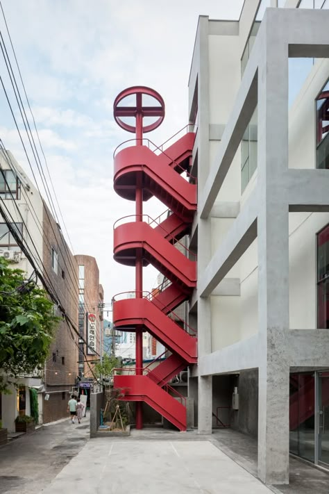 Outdoor Stairs · Un album di Divisare Staircase Outdoor, External Staircase, Steel Stairs, Exterior Stairs, Stairs Architecture, Outdoor Stairs, Lan Can, Spiral Staircase, Facade Architecture