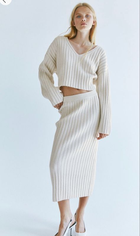 It’s the new collection 2023 from h&m and I found some really nice beige pieces. Take a look ❤️ Yona Of The Dawn Manga, Winter Fashion Inspiration, Diy Knit, Matching Hoodies, Loose Fit Sweater, Yona Of The Dawn, Sweatpants Style, Boots For Short Women, Fashion D