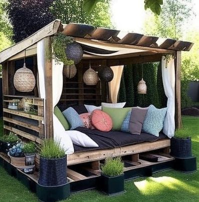 Garden Daybed, Pallet Home Decor, Pallet Patio Furniture, Pallet Patio, Home Balcony, Pallet Creations, Funky Decor, Outdoor Daybed, Vintage Garden Decor