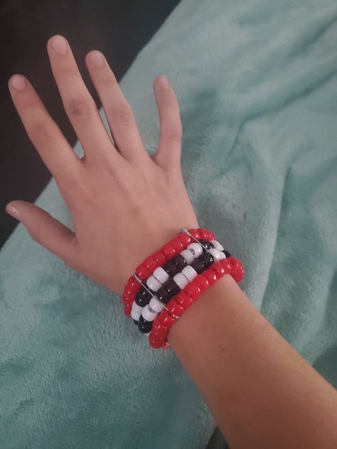 Diy Fnaf Cosplay, Fnaf Kandi Cuff, Fnaf Kandi Bracelet, Kandi Bracelets Scene, Scene Bracelets Kandi, Cute Kandi Bracelets, Fnaf Kandi Pattern, Emo Bracelet Ideas, Emo Kandi Bracelets