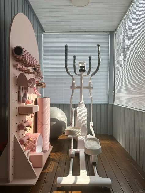 Pretty Workout Room, Fitness Corner In Bedroom, House Gym Aesthetic, Small Gym Aesthetic, Home Gym Feminine, Wellness Area At Home, Cute Workout Room, Pink Gym Room, Classy Home Gym