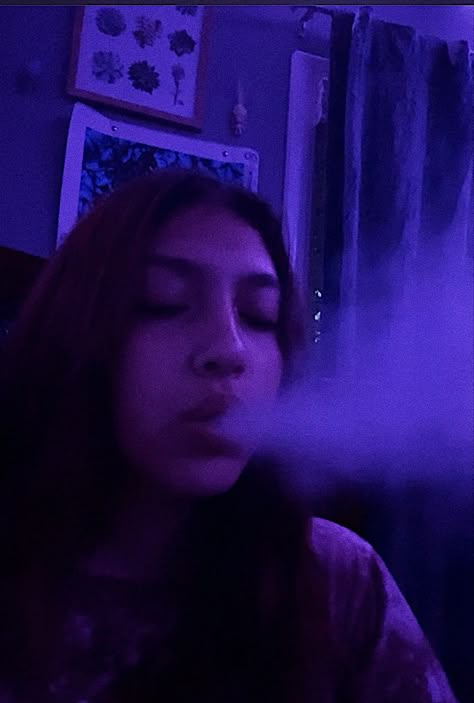 Vapeing Fake Story Boomerang, Smoker Girl Aesthetic, Movie Night Photography, Tumblr Grunge Aesthetic, Fete Emo, Impulsive Ideas, Vapepod Aesthetic Flava, Rauch Fotografie, Latina Aesthetic