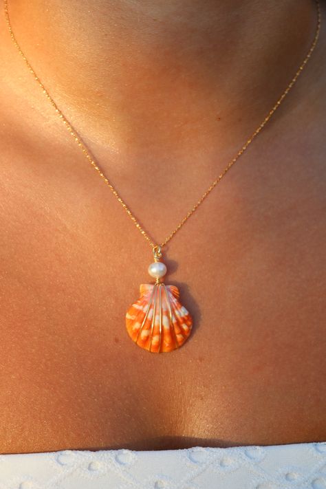 Shell Necklaces Aesthetic, Gold Shell Necklace For Vacation, Summer Gold Shell Necklace, Diy Seashell Jewelry, Gold Sea Shell Necklace, Sunrise Shell Jewelry, Vacation Ocean-inspired Shell Necklace, Shell Necklace Diy, Gold Shell Necklace Ocean-inspired