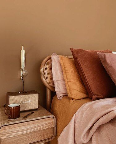 When it comes to weaving terra cotta into your home, the options are seemingly limitless, although wall paint is a popular method. Scroll on for our favorite colors to pair with the earthy hue. #hunkerhome #terracotta #terracottahomedecor #terracottahomedecorideas Terracotta And Pink Bedroom, Burnt Sienna Bedroom, Caramel Bedroom, Terracotta Palette, Terracotta Bedroom, Blush Bedroom, Bedroom Large, Audio Room, Design Del Prodotto