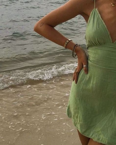 Dresses Aesthetic, Summer Dresses For Wedding Guest, Green Girl, Green Aesthetic, Mode Inspiration, Aesthetic Outfits, Look Fashion, Aesthetic Clothes, Green Dress