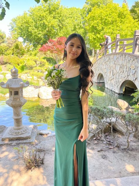 Forest Green Prom Dress Silk, Long Forest Green Dress, Forest Green Prom Dress Tight, Forest Green Prom Dress Aesthetic, Off The Shoulder Prom Dress Hairstyles, Prom Hairstyles Green Dress, Formal Dresses Green Emeralds, Emareld Green Dress Prom, Prom Dresses Aesthetic Green